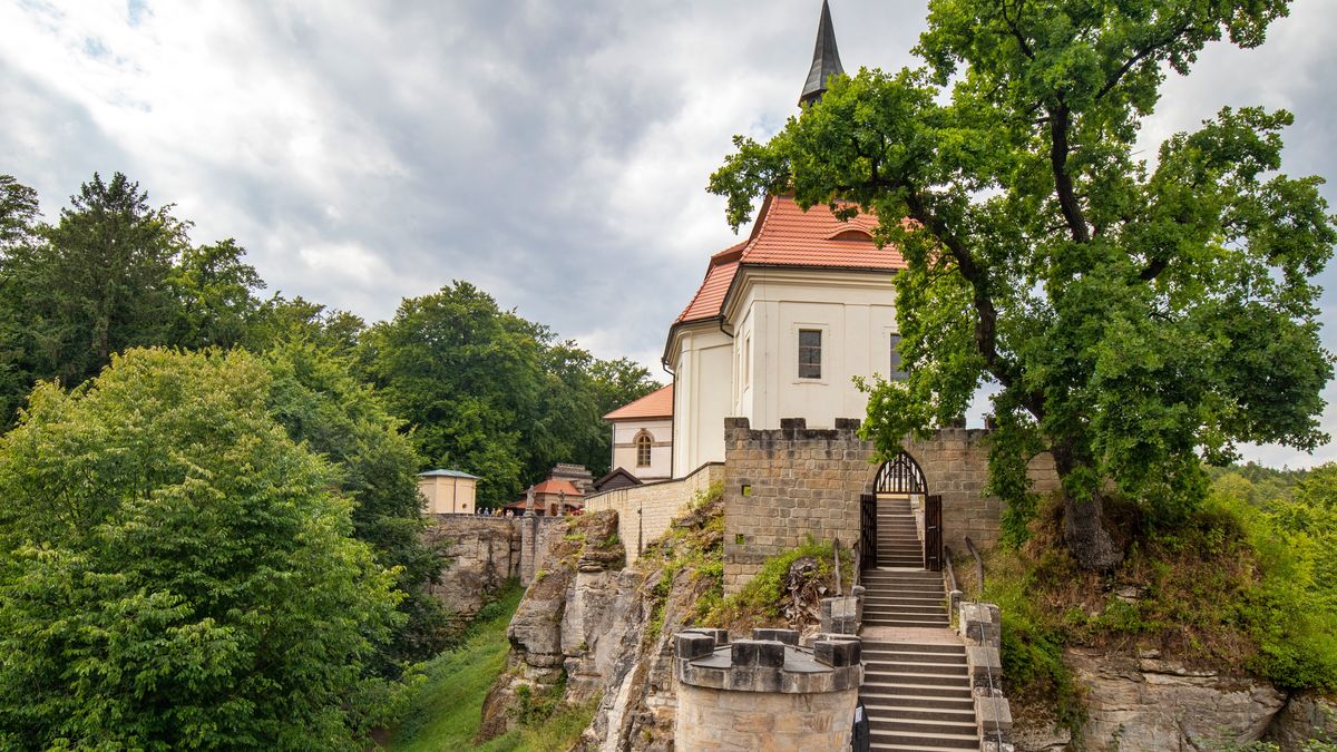 Nejstarším hradem Českého ráje je Valdštejn. Byl zpřístupněn jako druhá památka v Čechách